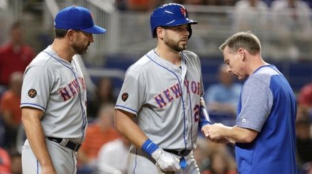 Mets catcher Kevin Plawecki has his hand looked