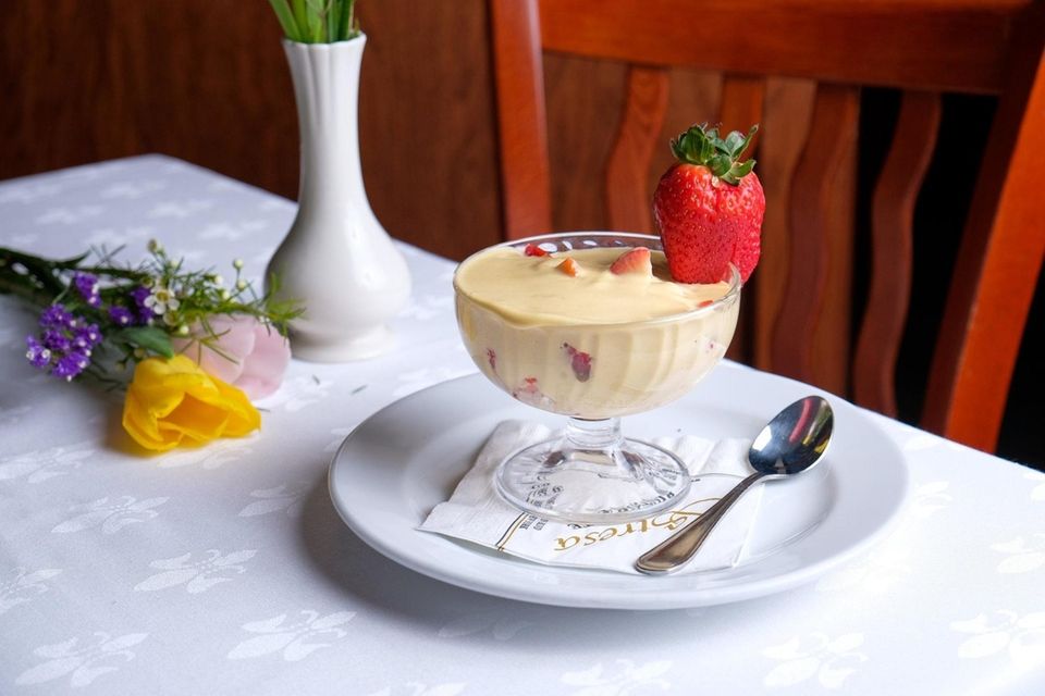 Stresa, Manhasset: Zabaglione with strawberries and ice cream