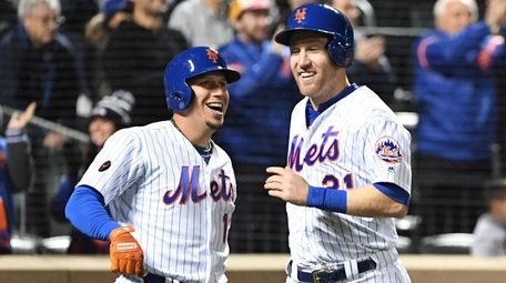 Mets second baseman Asdrubal Cabrera and Mets third