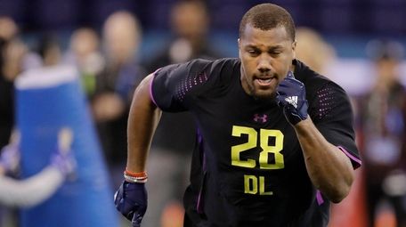 North Carolina State defensive lineman Bradley Chubb runs