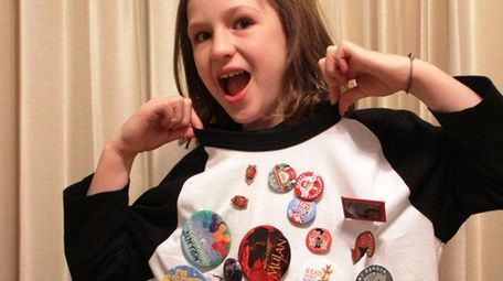 Kidsday reporter Sutton Drastal-Applegate shows off her pin