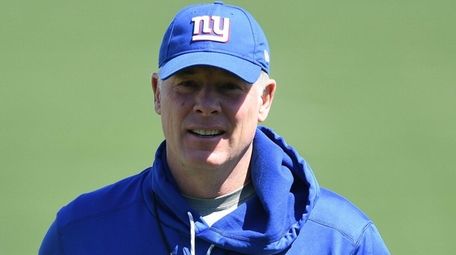 Giants head coach Pat Shurmur walks off the