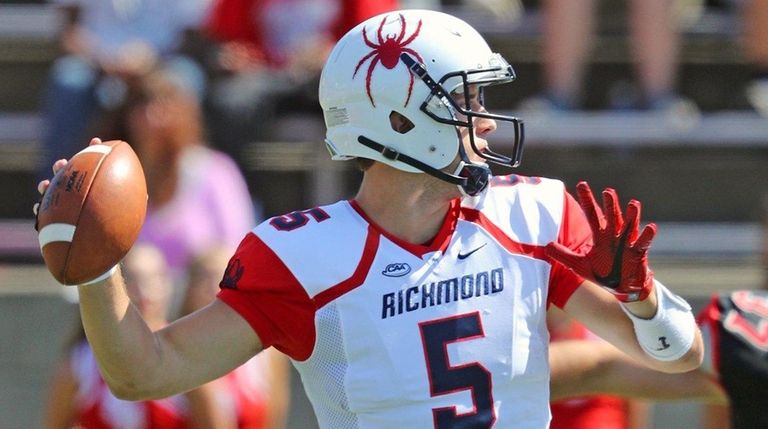 Richmond quarterback Kyle Lauletta drops back to pass
