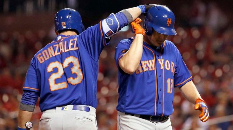 The Mets' Jay Bruce, right, is congratulated by