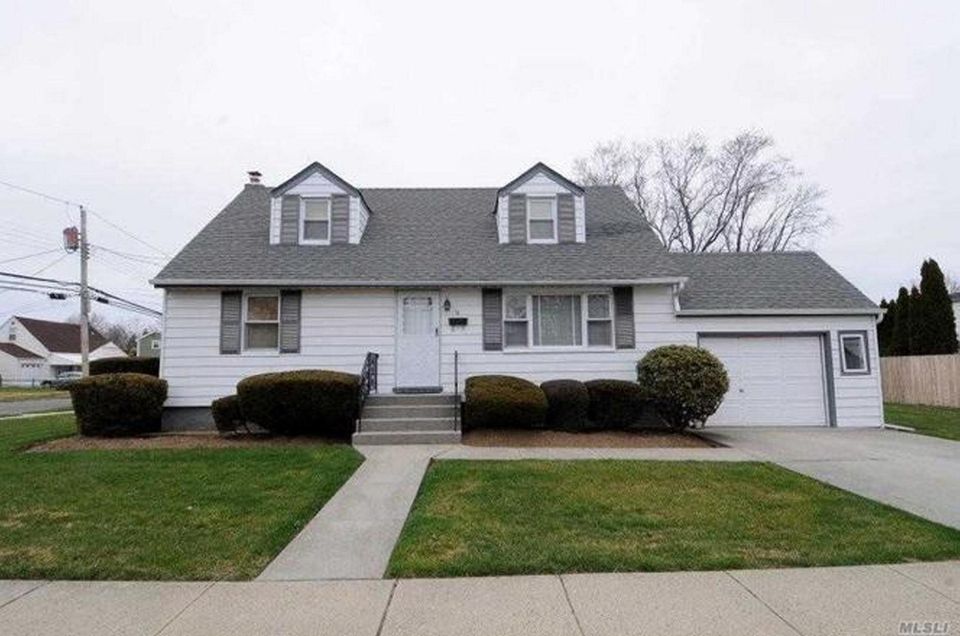 This Bethpage Cape includes four bedrooms and four