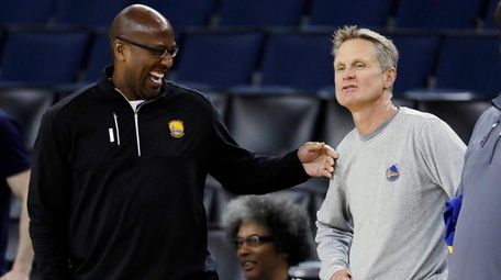 Golden State Warriors assistant coach Mike Brown, left,
