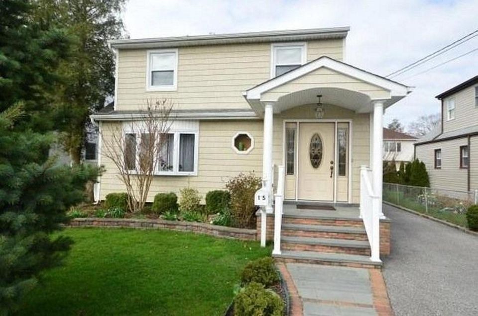 This New Hyde Park expanded Cape includes four