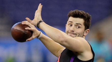 Oklahoma quarterback Baker Mayfield runs a drill during