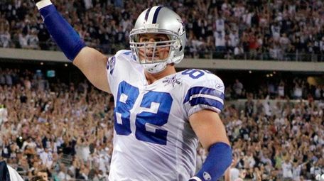 Cowboys tight end Jason Witten scores against the