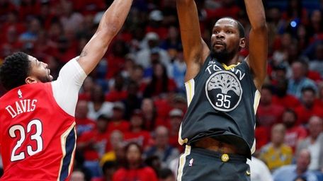 Warriors forward Kevin Durant shoots against Pelicans forward