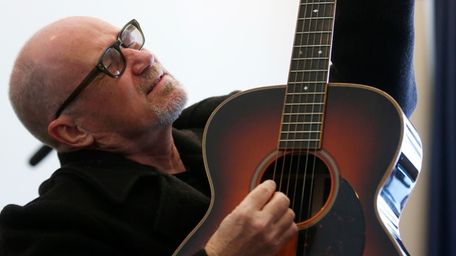 Marshall Crenshaw will play in Bay Shore on