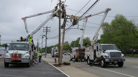 PSEG crews repair a pole that was damaged