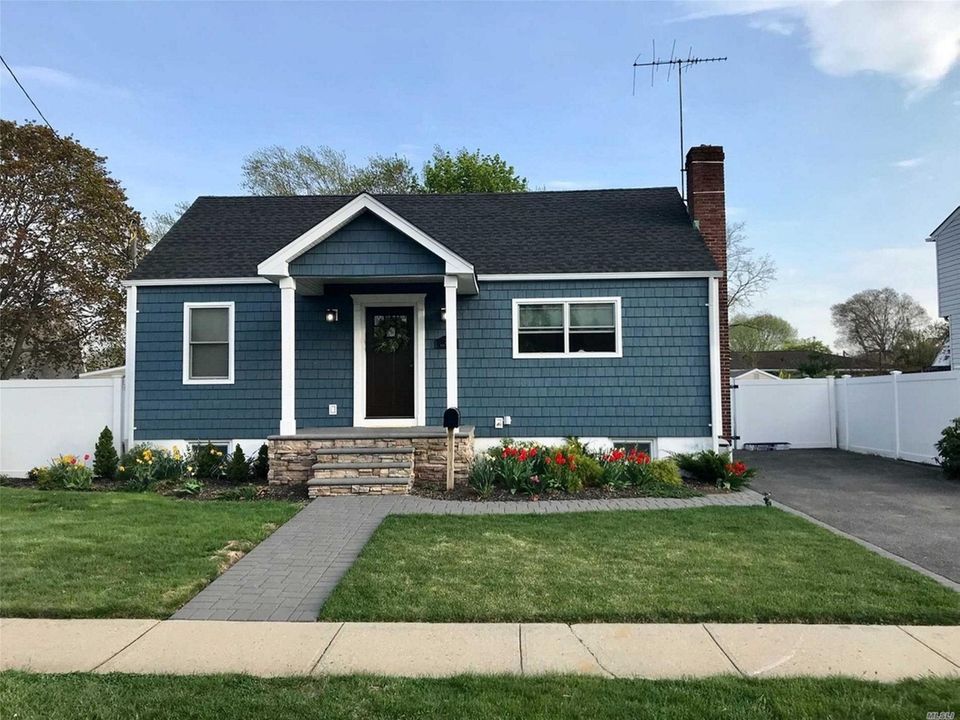 This Farmingdale ranch includes three bedrooms and one