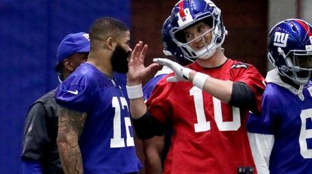 Giants quarterback Eli Manning talks to wide receiver