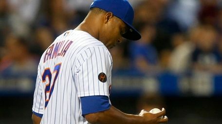 Mets pitcher Jeurys Familia reacts after giving up