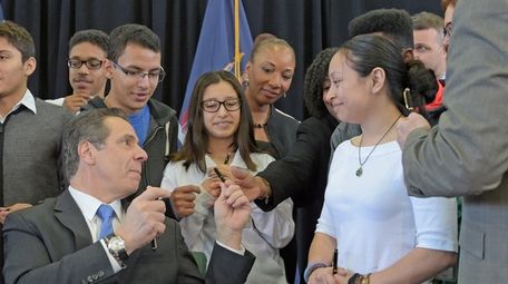 Gov. Andrew Cuomo hands out pens to Brentwood