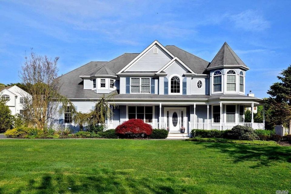 This Melville postmodern includes four bedrooms and 2