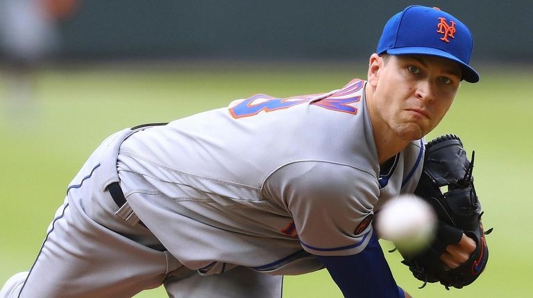 Mets pitcher Jacob deGrom throws against the Braves