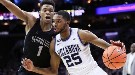 Villanova's Mikal Bridges (25) drives to the basket