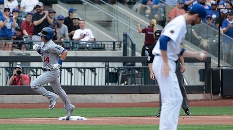 Dodgers' Kike Hernandez rounds third after leading