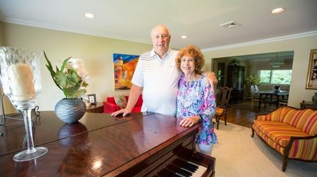Bernie and Judy Dorfman in the living room