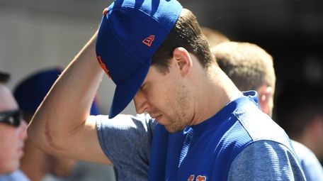 Mets pitcher Jacob deGrom adjusts his cap in