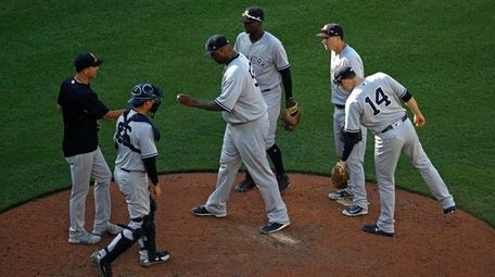 Yankees starting pitcher CC Sabathia, front center, is