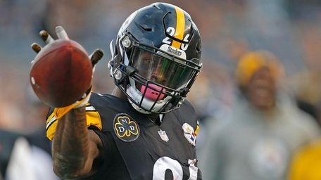 Le'Veon Bell of the Steelers reacts after rushing