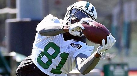 Quincy Enunwa catches a pass at Jets minicamp