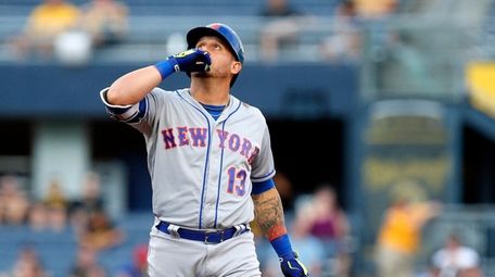 Asdrubal Cabrera of the Mets reacts after hitting