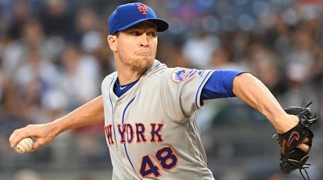 Mets starting pitcher Jacob deGrom delivers a pitch