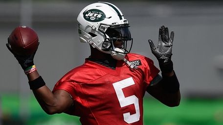 Jets quarterback Teddy Bridgewater throws a pass during