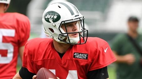 Jets quarterback Sam Darnold participates in a drill