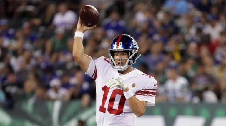 New York Giants quarterback Eli Manning #10 throws