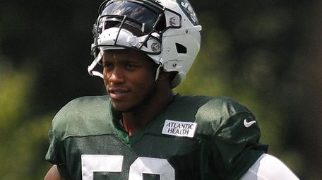 Darron Lee of the Jets practices during training