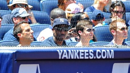 Phoenix Suns center Amar'e Stoudemire (Yankees Cap) takes
