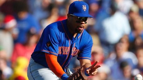 Mets First baseman Dominic Smith fields the ball