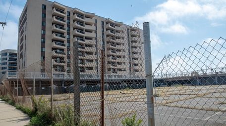A permit to build more Seapointe Towers condos