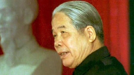 Vietnamese Communist Party Secretary General Do Muoi gives