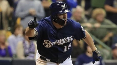 Brewers' Mike Moustakas hits a walk-off RBI single