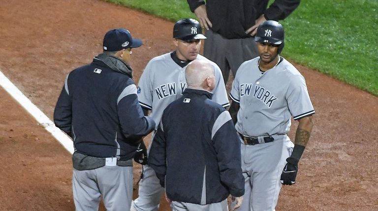 Yankees' Aaron Hicks is taken out of the