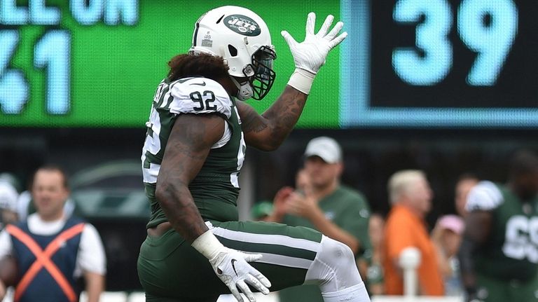 Leonard Williams shows off his sack-dance moves after