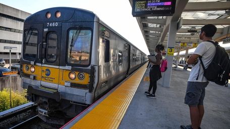 An eastbound train pulls into the Hicksville LIRR