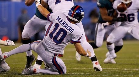 Eli Manning attempts a pass to Giants teammate