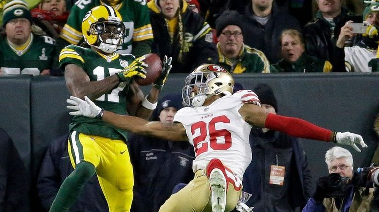 Packers wide receiver Davante Adams makes a touchdown