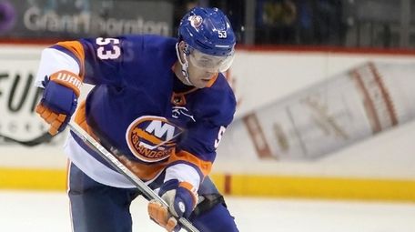 Islanders center Casey Cizikas (53) controls the puck