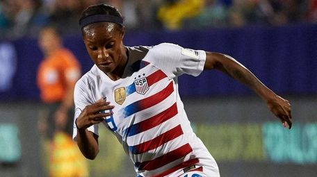 Crystal Dunn of the United States controls the