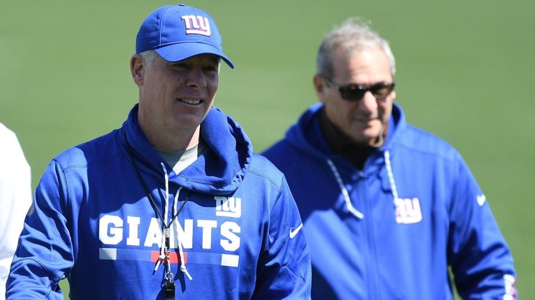 New York Giants head coach Pat Shurmur, left,
