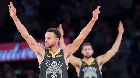 Golden State Warriors guard Stephen Curry (30) and