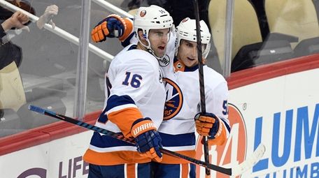 Islanders left wing Andrew Ladd (16) celebrates with